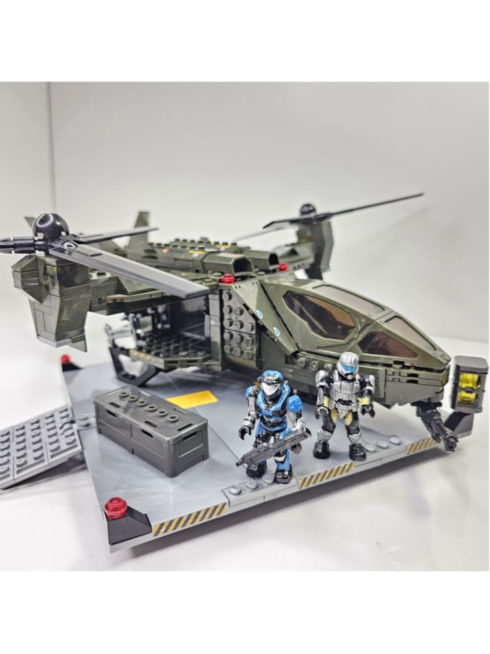 Halo Mega Bloks UNSC Falcon with Landing Pad Set 96940 Near Complete